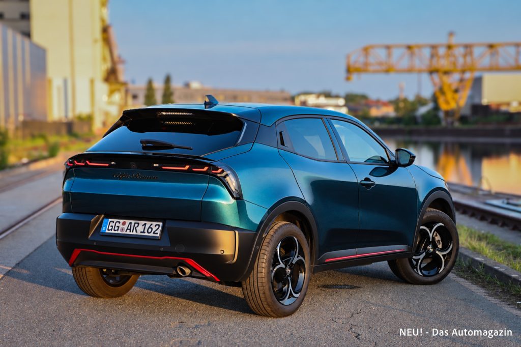 Alfa Romeo Junior Ibrida Q4 rear