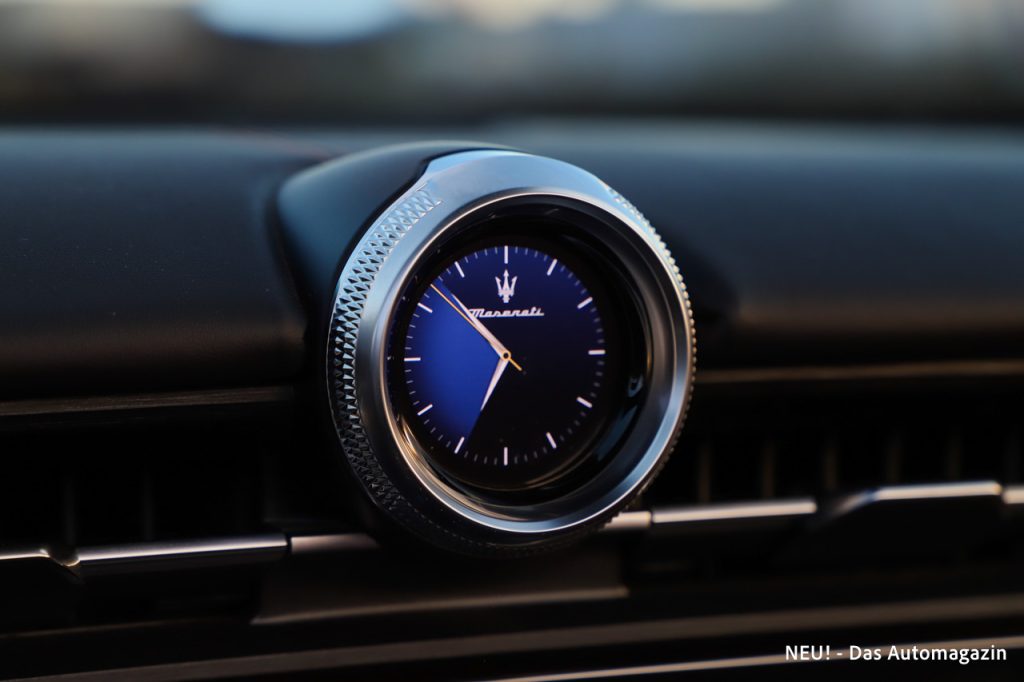 Maserati GranCabrio Folgore digitale Uhr