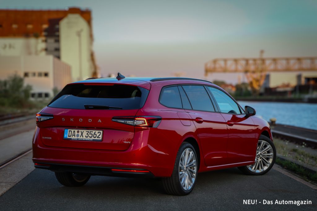 Skoda Superb Combi 4x4 rear