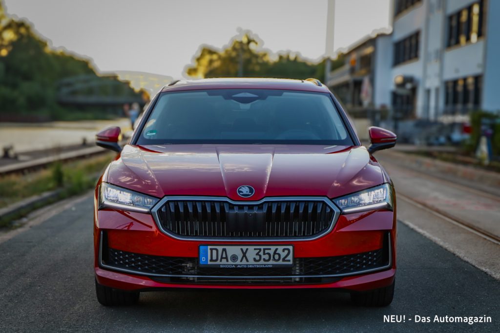 Skoda Superb Combi 4x4 Front